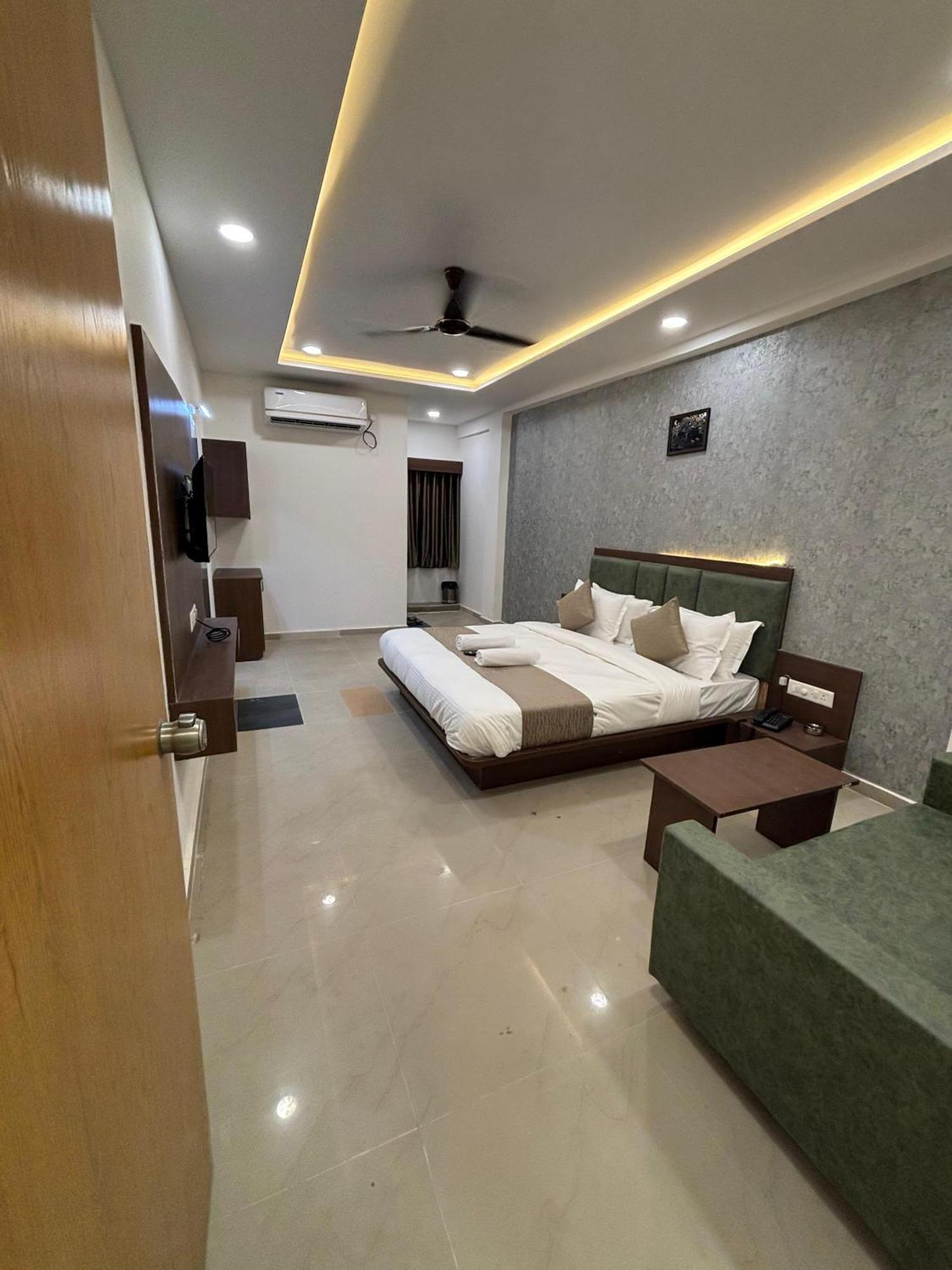 Hotel Mountain Bharuch Exteriér fotografie